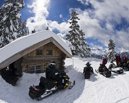 Wilderness-snowmobile-Canada-travel-gallery