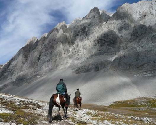 western-lunch-horseback-Canada-travel-gallery