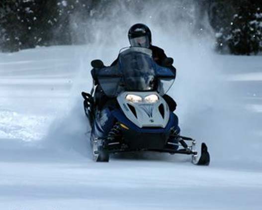 motoneige-Lac-Eau-Claire-Canada-activities-travel-