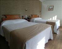 Chambre avec deux lits doubles